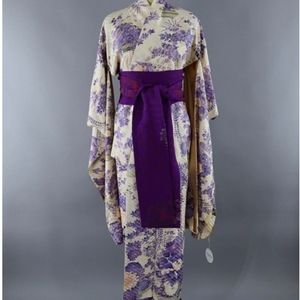 VINTAGE SILK KIMONO ROBE / WHITE & PURPLE FLORAL